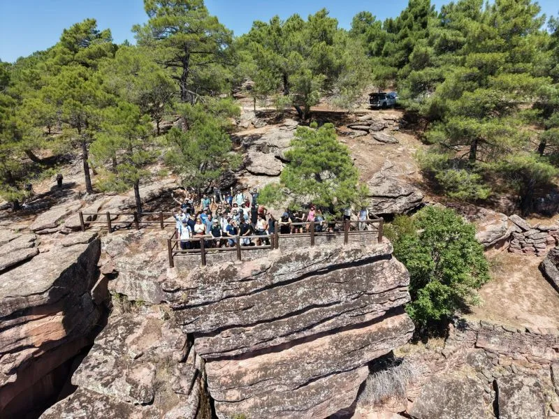 L'équipe Dcycle en sortie, entre rochers et pins
