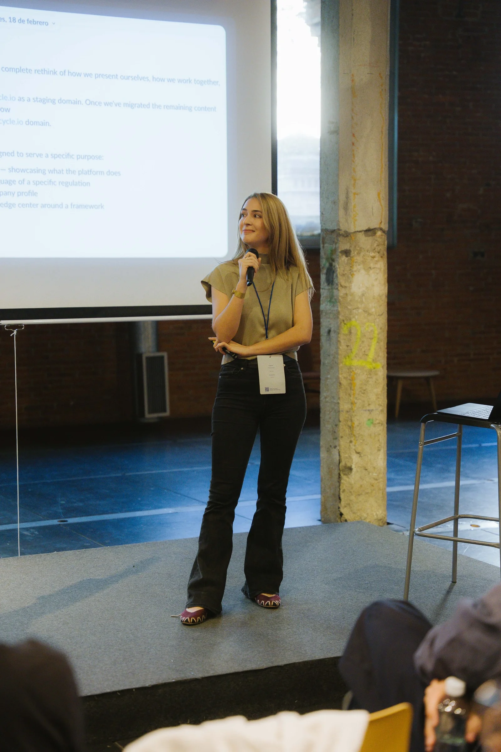 Alba Ortiz a apresentar o redesenho do site e os fluxos de marketing com IA no Ahead Madrid
