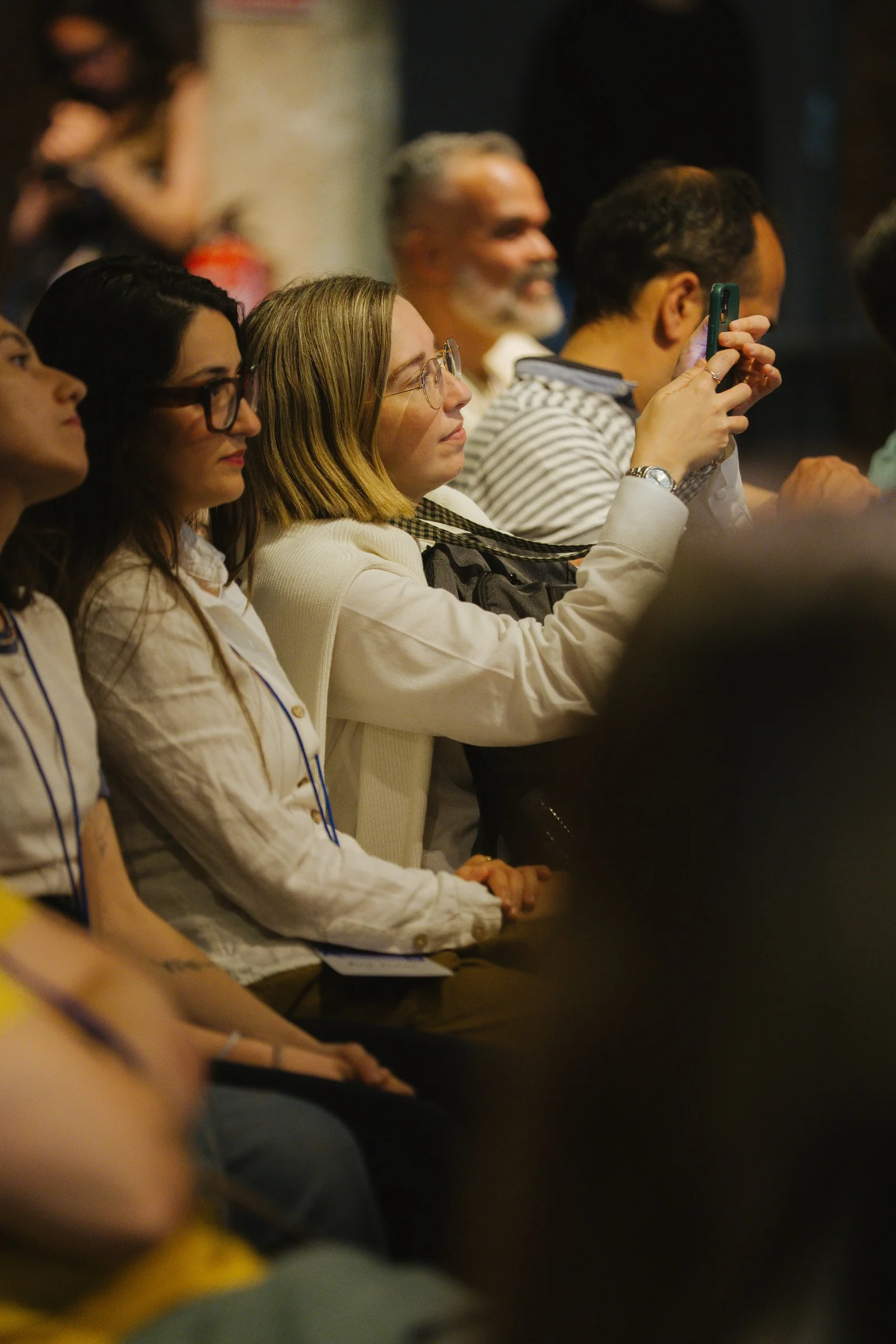 Participante a fotografar um diapositivo durante a apresentação da Dcycle no Ahead Madrid