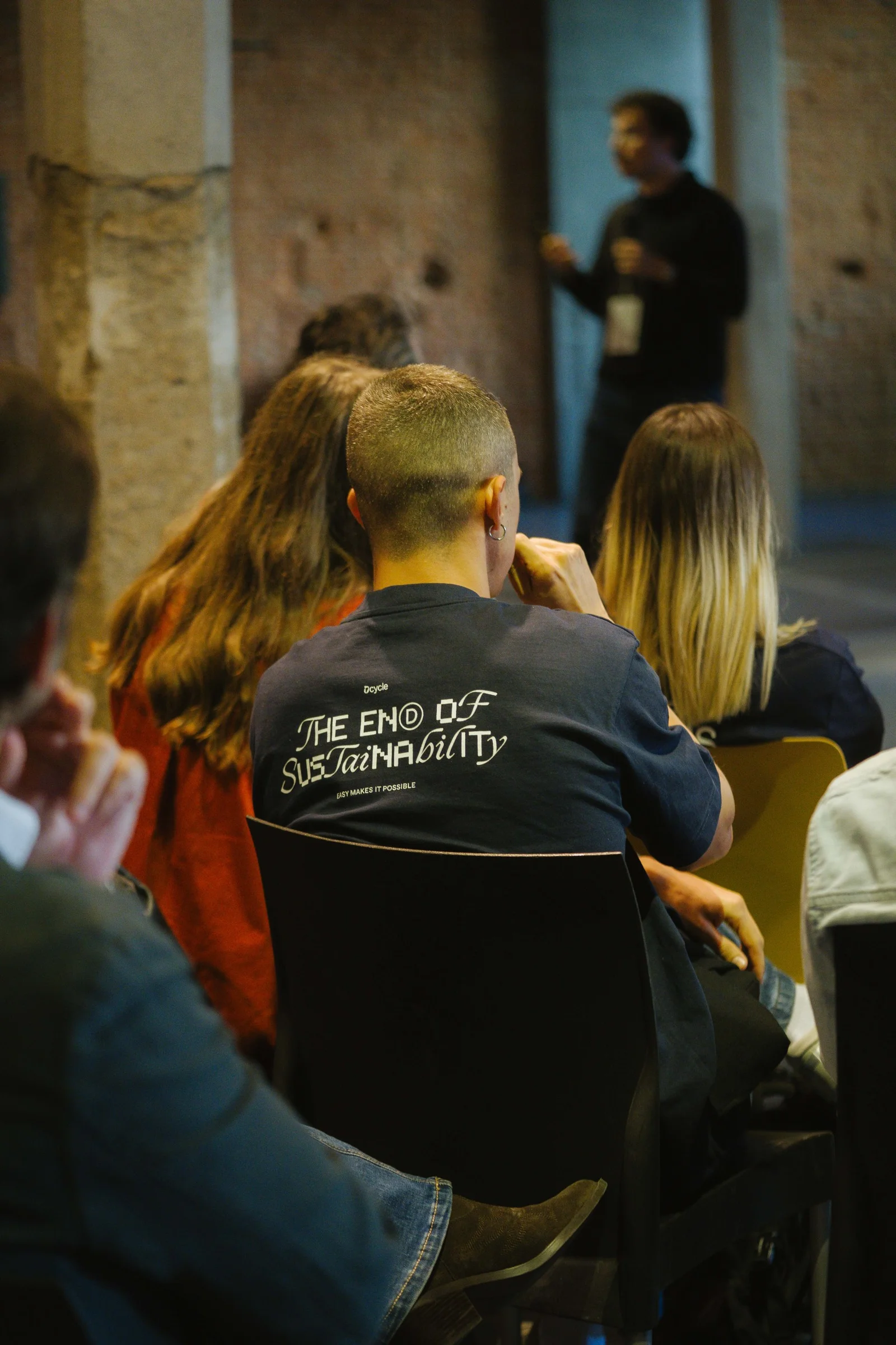 Participante com t-shirt Dcycle The End of Sustainability a assistir ao palco no Ahead Madrid