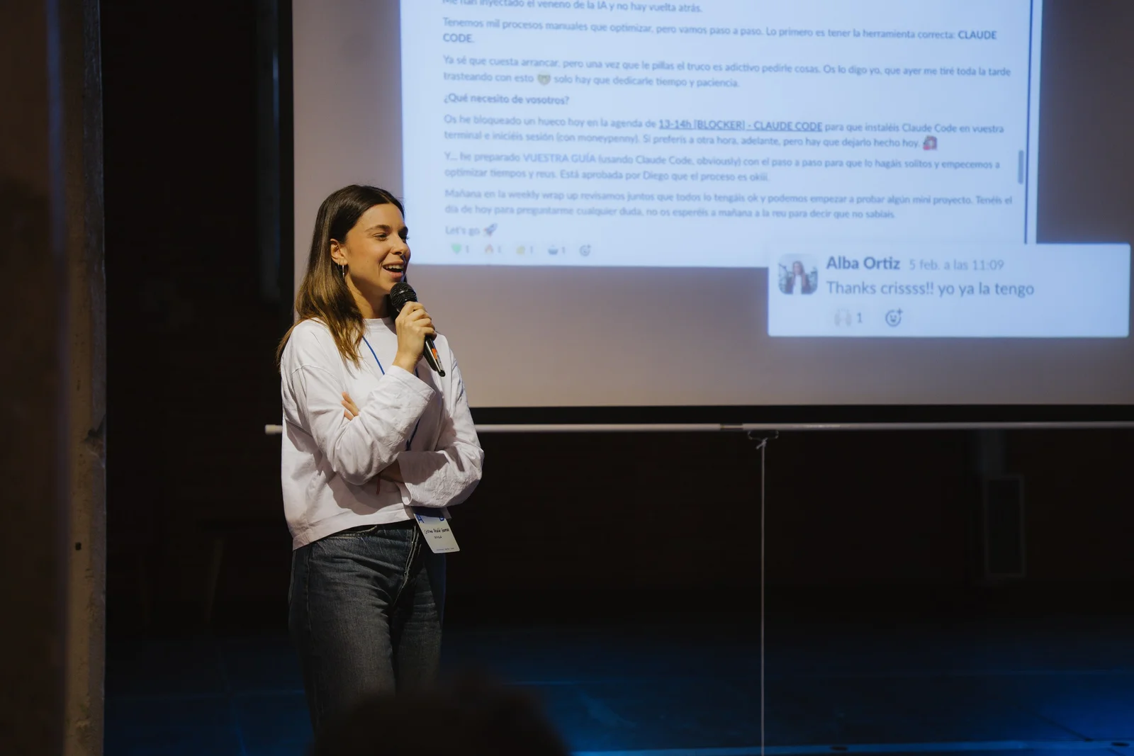 Cristina Alcalá-Zamora a mostrar mensagens internas do Slack sobre a adoção orgânica do Claude Code