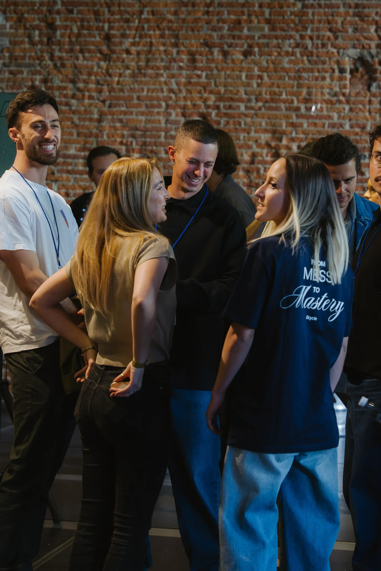 Equipa Dcycle em networking no Ahead Madrid com t-shirts From Mess to Mastery
