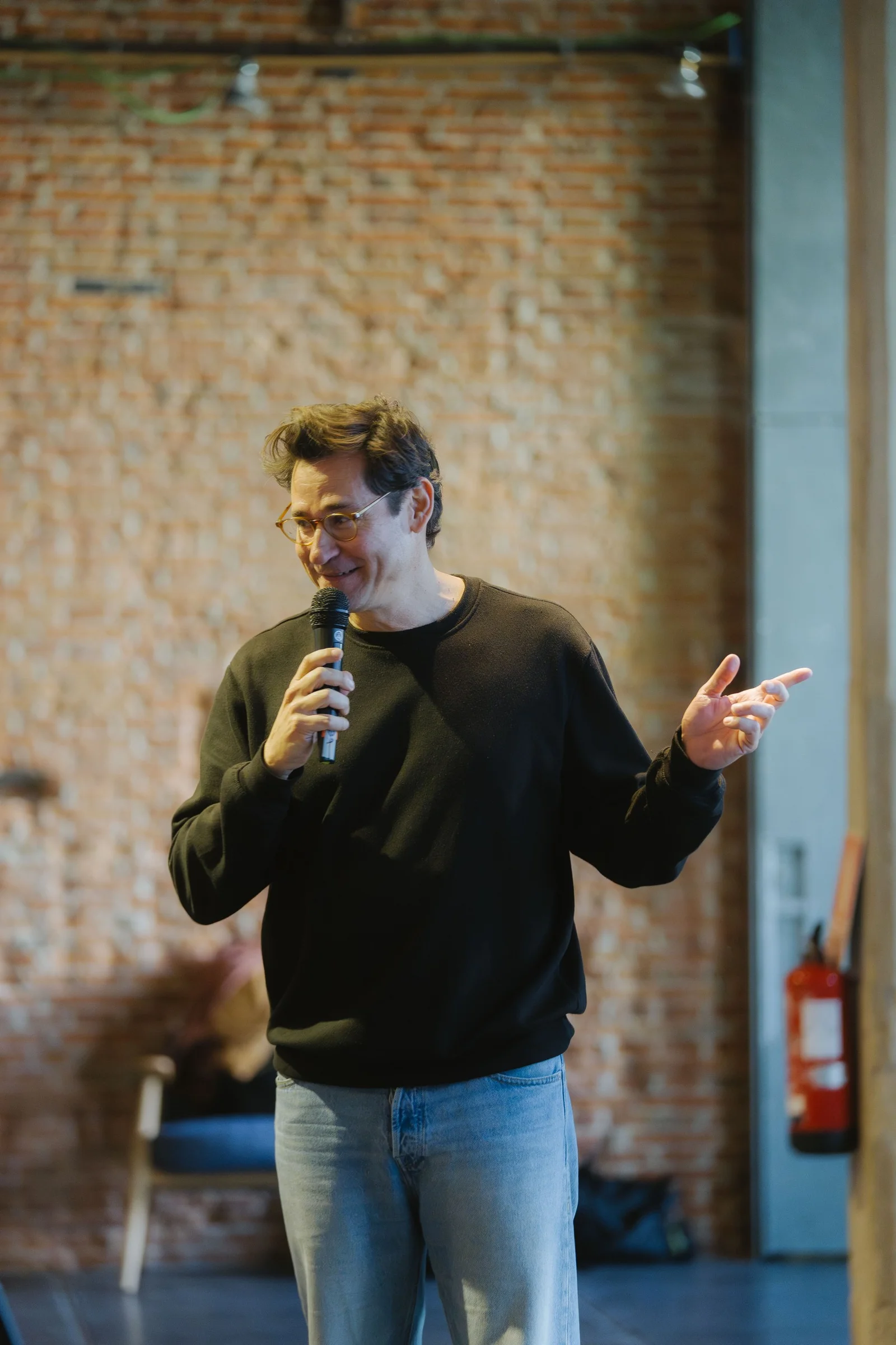 Diego da Tailor a apresentar no palco do Ahead Madrid 2026 com parede de tijolos ao fundo