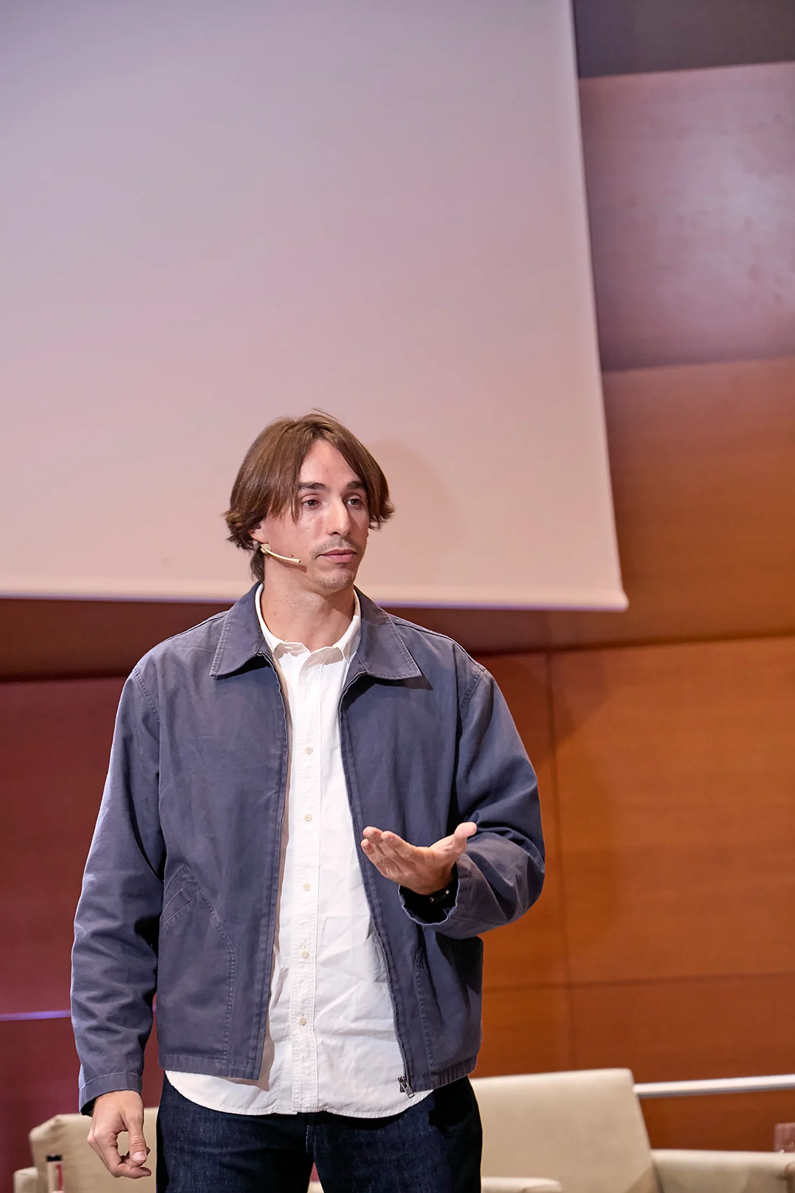 Juanjo Mestre hablando con micro de diadema en Corresponsables Barcelona 2026