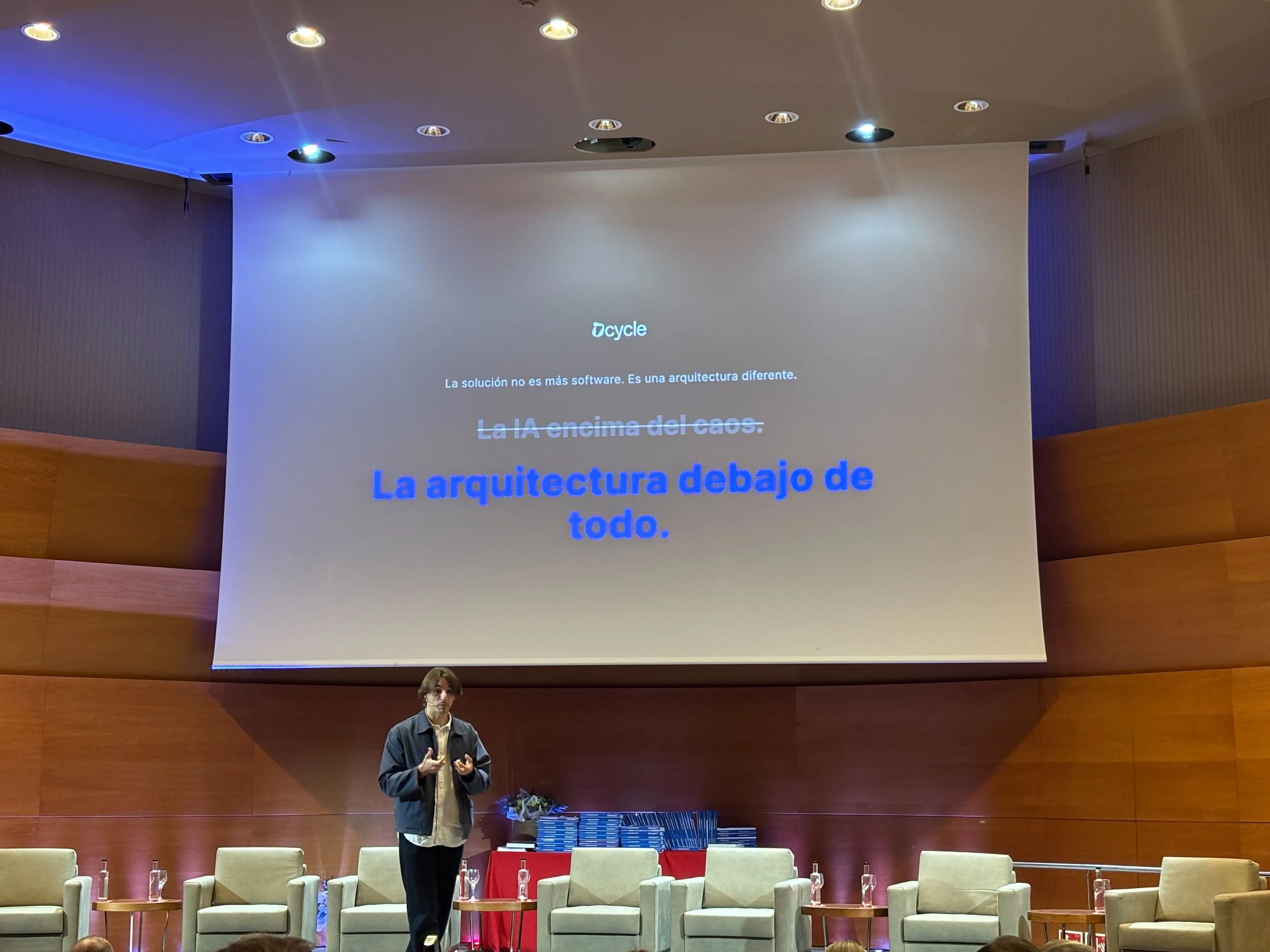 Juanjo Mestre on stage at Corresponsables Barcelona with Dcycle slide on data architecture