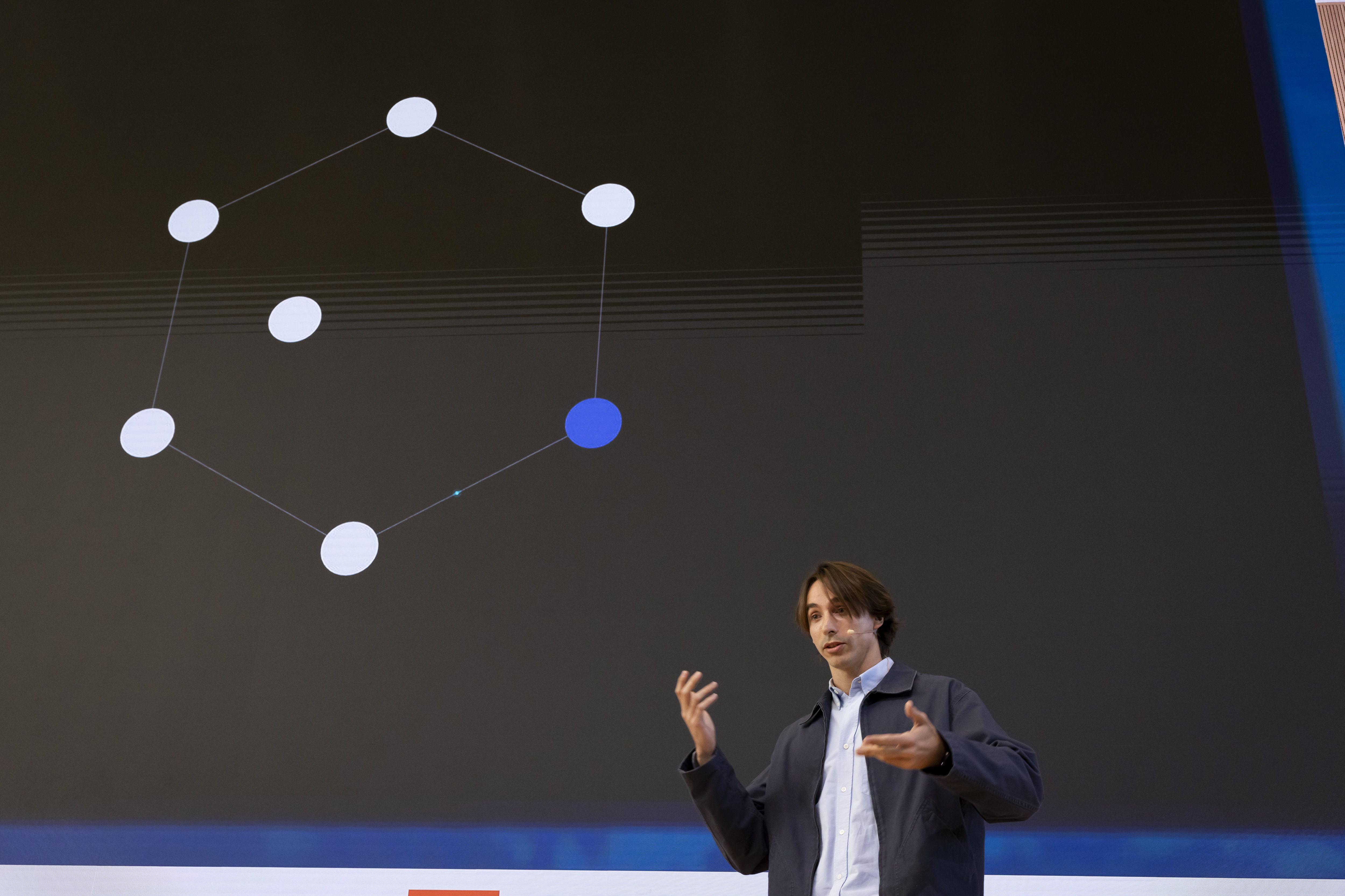 Juanjo Mestre erklaert die vernetzte Datenarchitektur mit Dcycles Visual auf der Leinwand