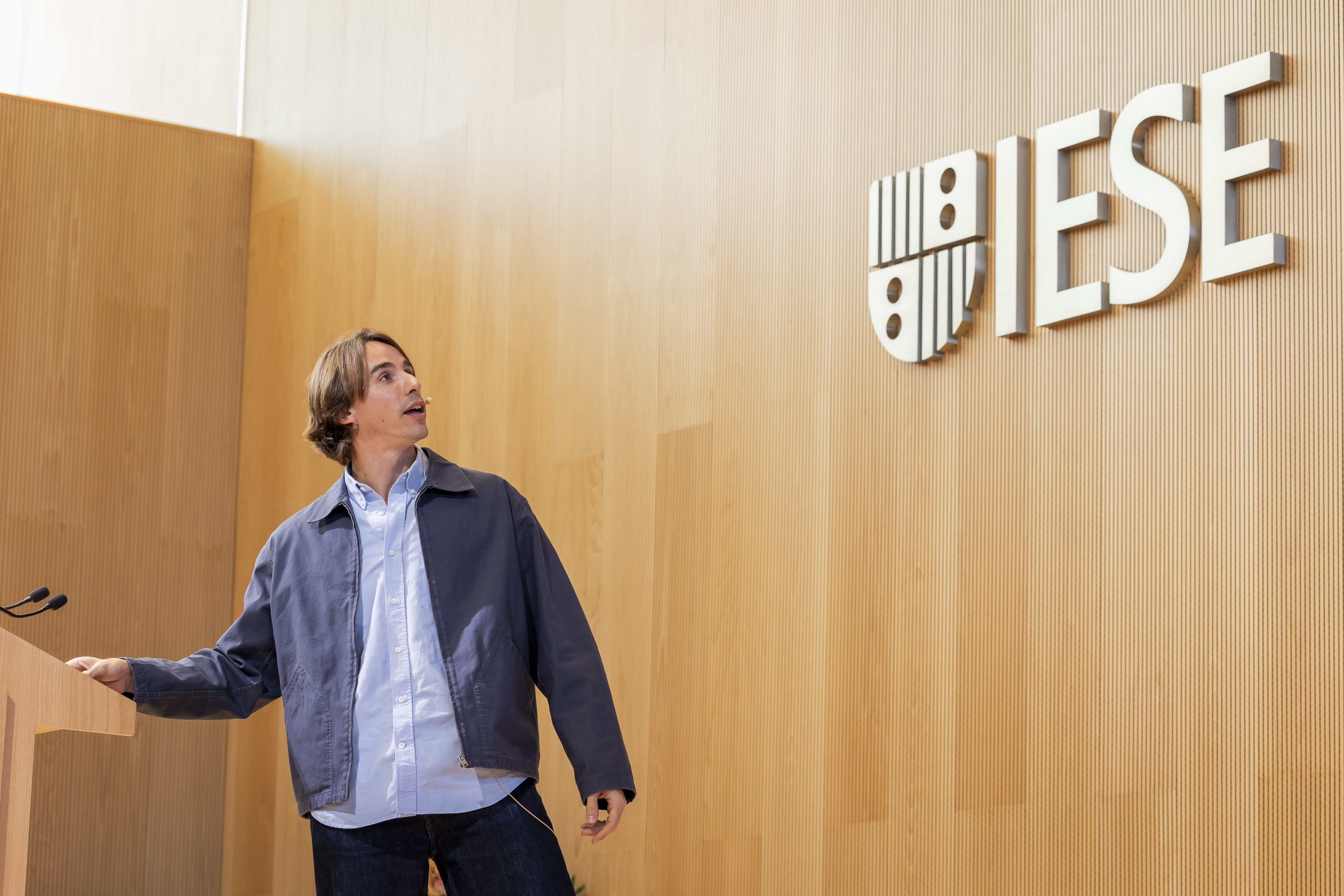 Juanjo Mestre neben dem IESE Business School Logo nach seinem Vortrag