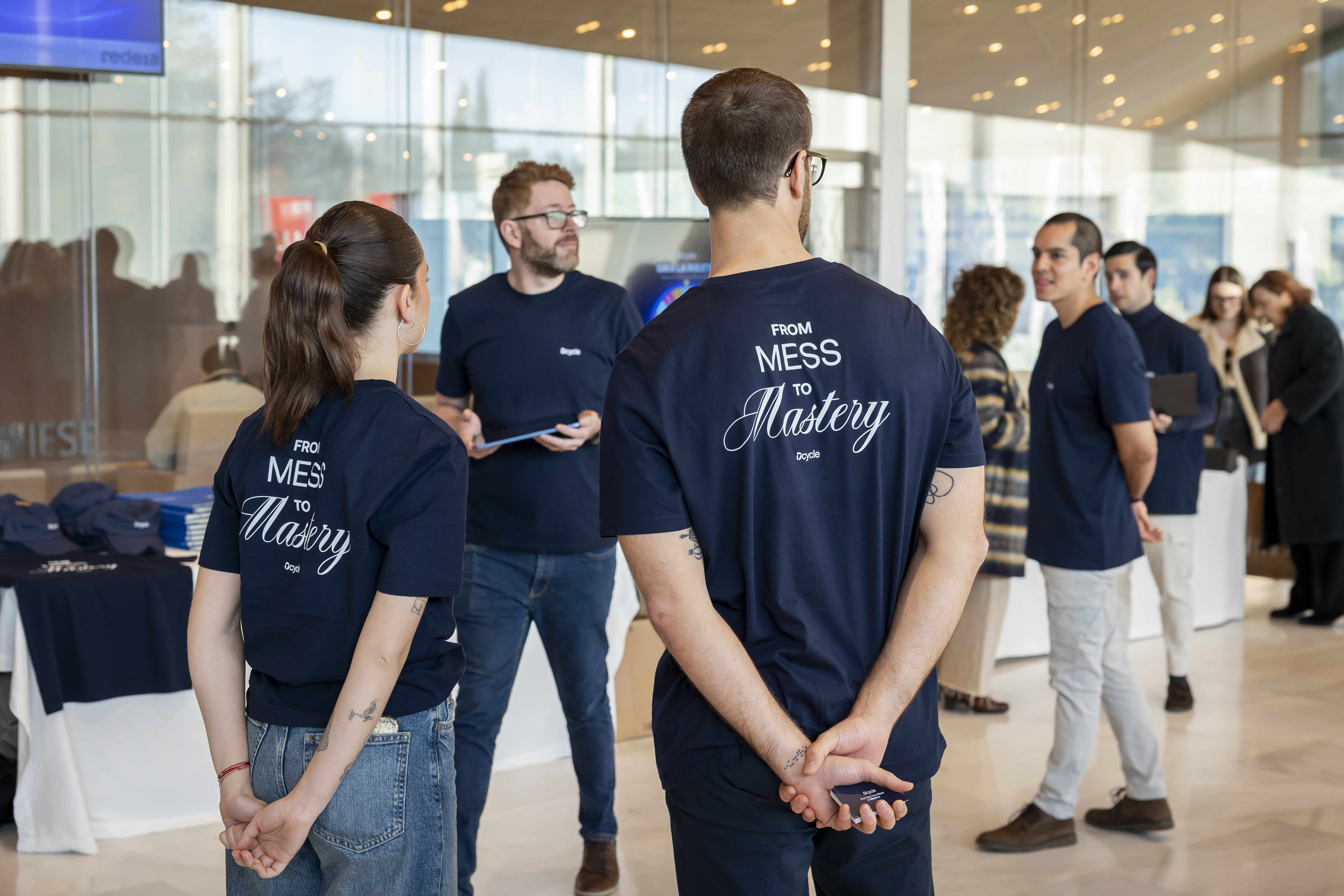 Dcycle-Team mit From Mess to Mastery T-Shirts an der IESE bei Corresponsables Madrid