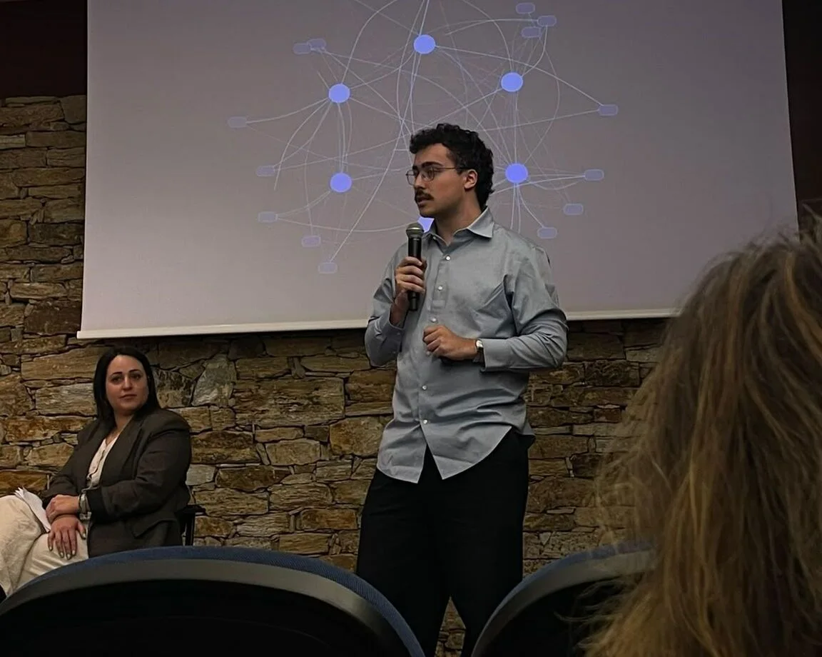Jorge from Dcycle presenting a non-financial data architecture diagram at Corresponsables Vigo 2026