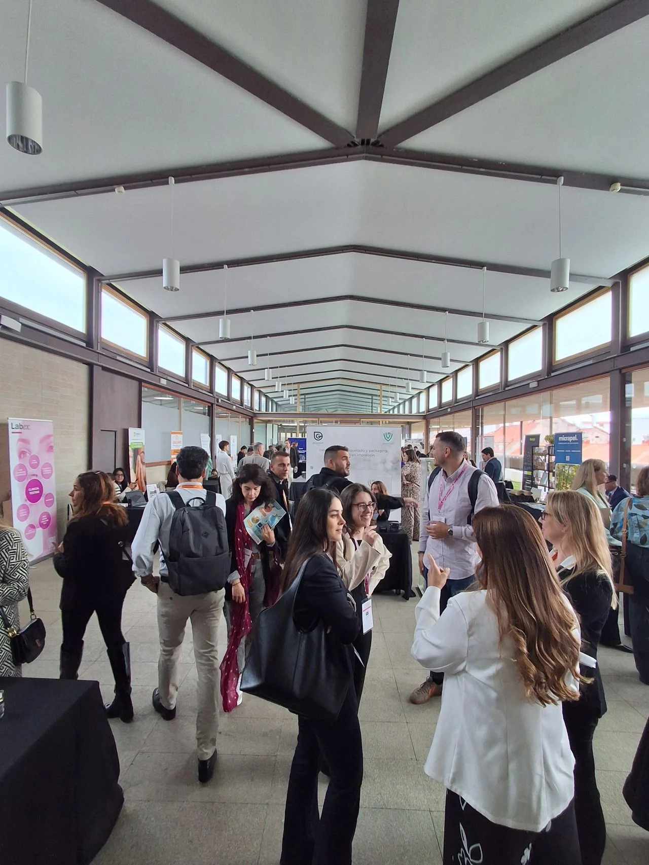 Attendees networking in the COAM hallway during Cosmetics Innovation 2026